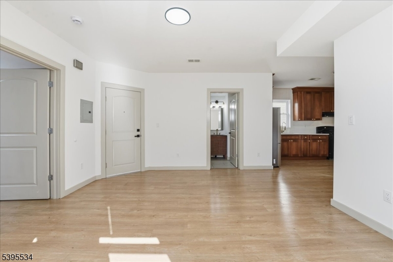 Newark City, NJ 07103,260 S 10Th St #2