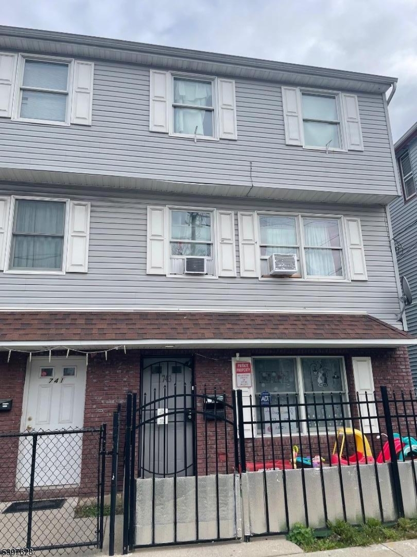 Paterson City, NJ 07501,743 E 18Th St #3