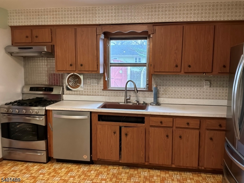 Edison Twp., NJ 08820,8 Montclair Ave