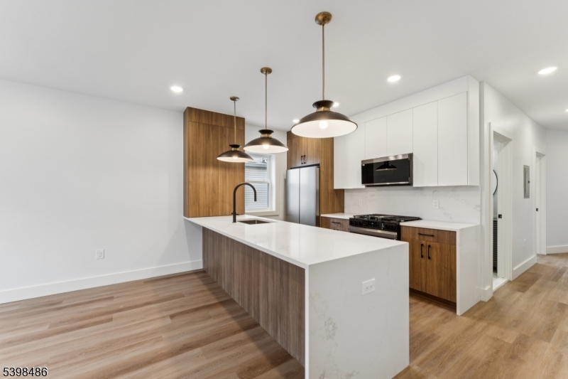 East Orange City, NJ 07018,84 Hollywood Ave #1