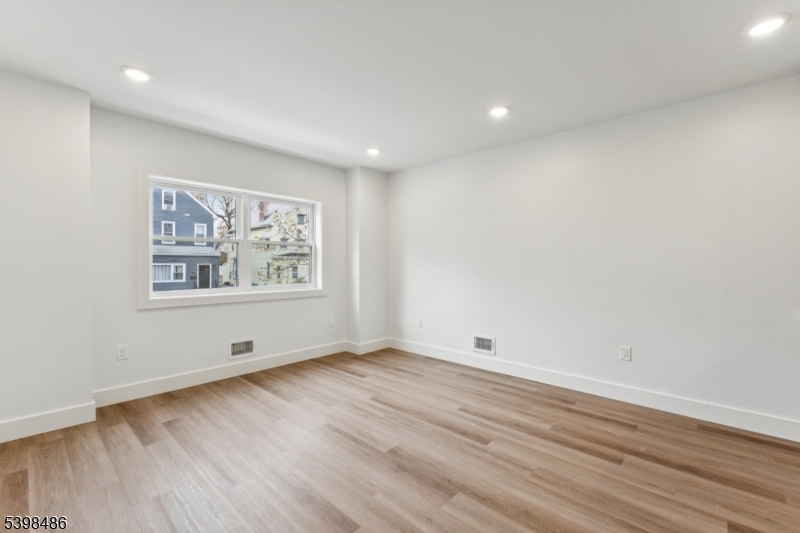 East Orange City, NJ 07018,84 Hollywood Ave #1