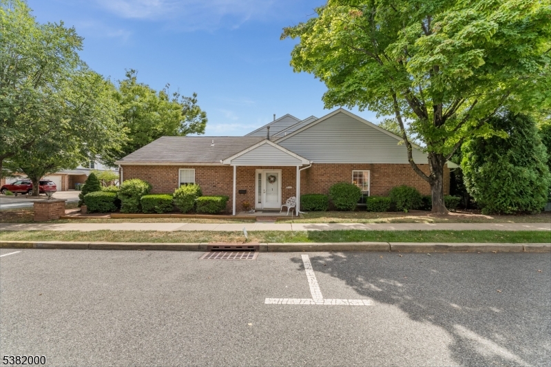 1 Gerald Ct, Lebanon Boro, NJ 08833