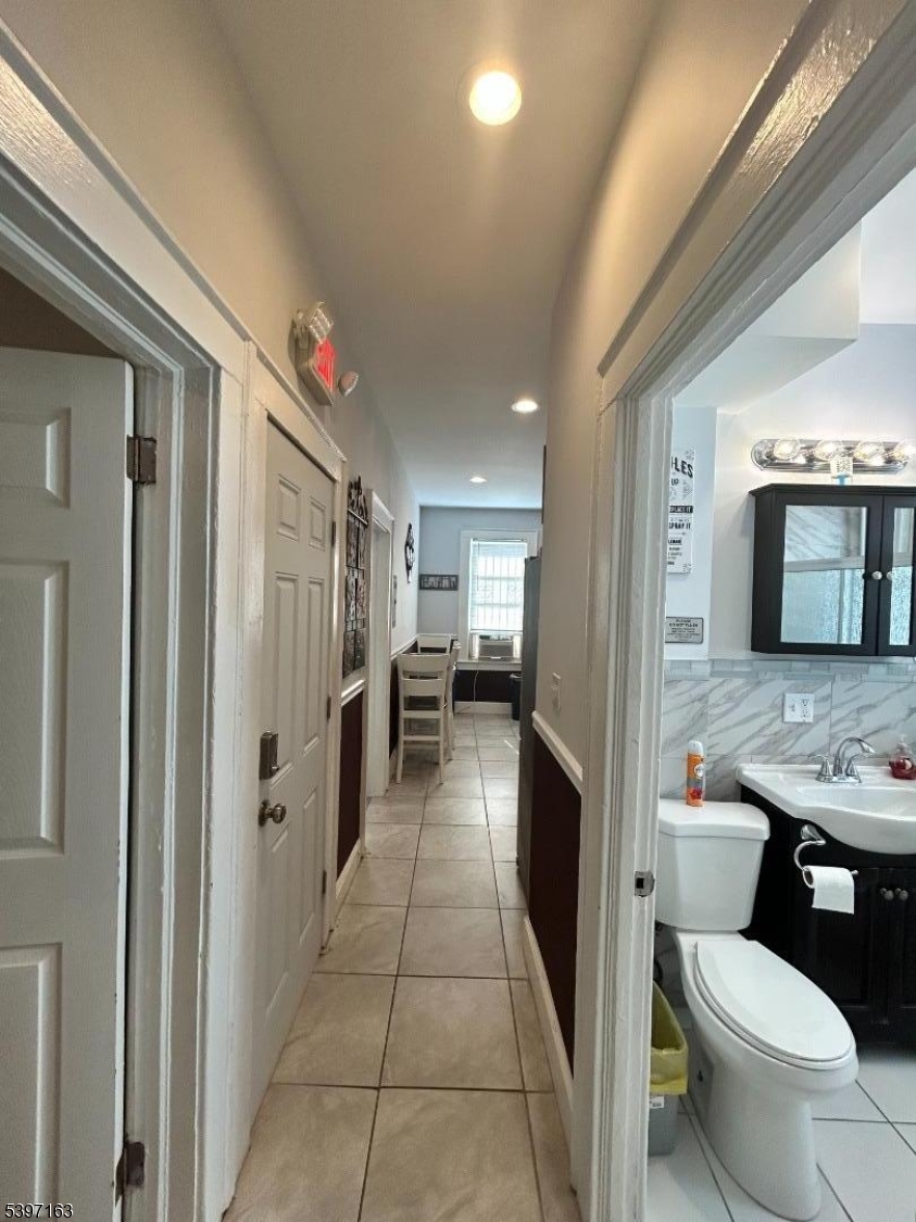 Newark City, NJ 07112,142 Mapes Ave Floor 1 #1