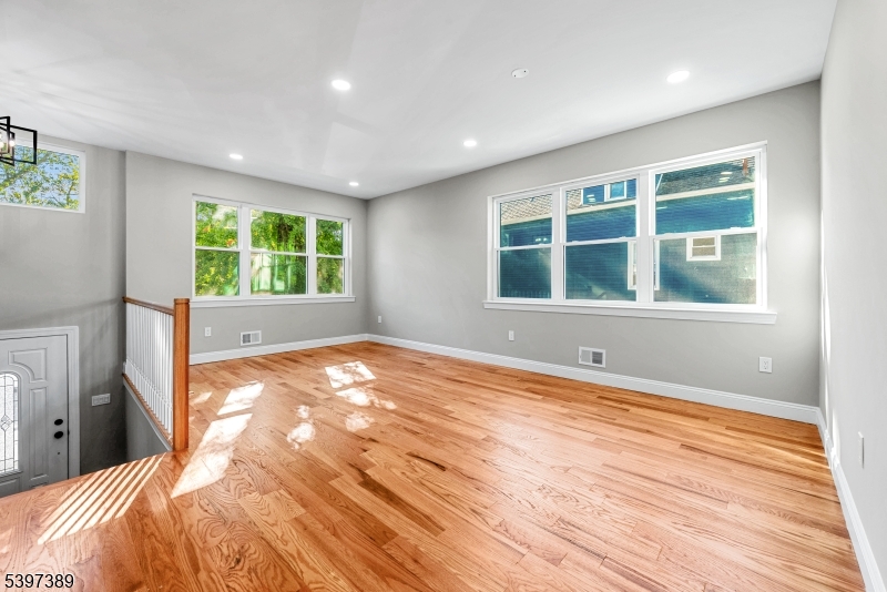 East Orange City, NJ 07018,63 Oak St