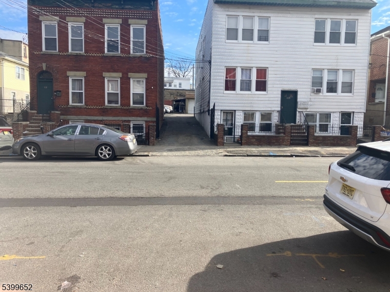 Newark City, NJ 07107,639 N 8Th St