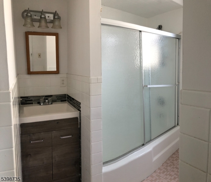 Elizabeth City, NJ 07208,715 Emerson Ave