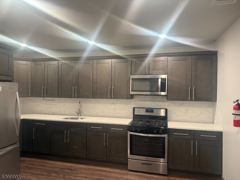 Newark City, NJ 07103,663 S 15Th St