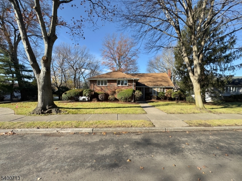 581 Mazur Ave, Paramus Boro, NJ 07652