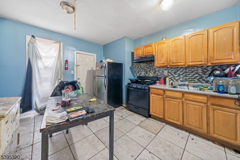 Newark City, NJ 07103,764 S 17Th St