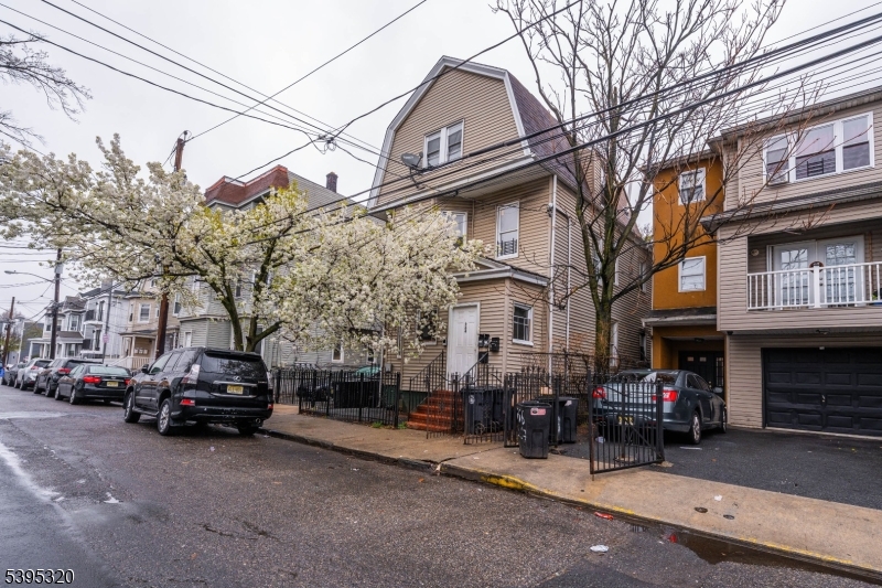 Newark City, NJ 07103,764 S 17Th St