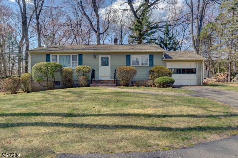 160 Jerome Ave, Paramus Boro, NJ 07652