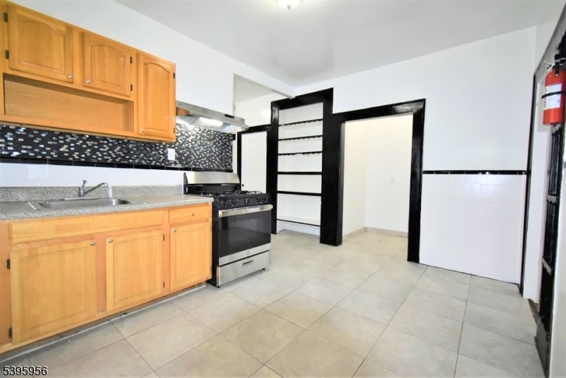 Newark City, NJ 07112,352 Wainwright St #1R