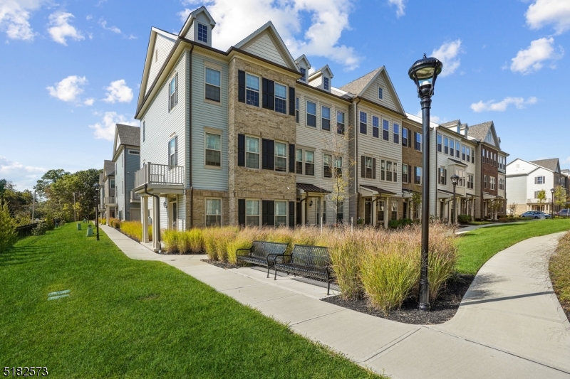 24 Braeburn Ct, Livingston Twp., NJ 07039