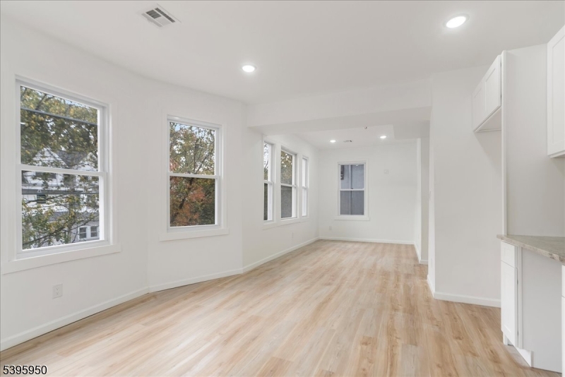 Newark City, NJ 07108,813 S 12Th St