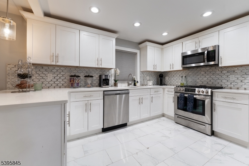 Rahway City, NJ 07065,836 W Inman Ave