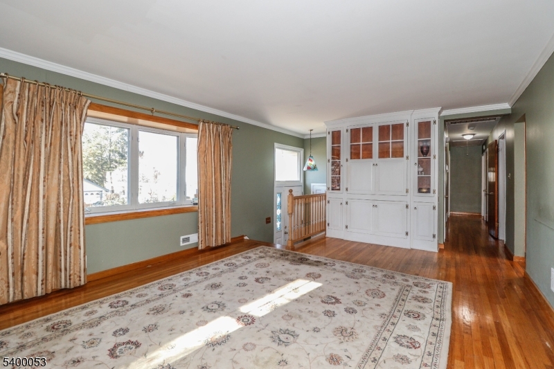 Metuchen Boro, NJ 08840,74 Newman St