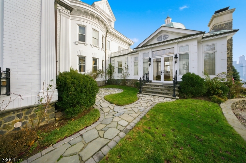 Weehawken Twp., NJ 07086,1 Hamilton Ave