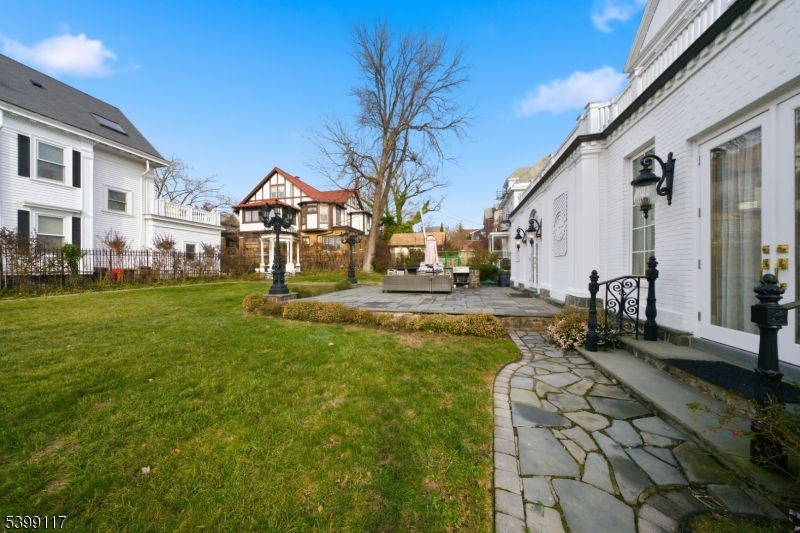 Weehawken Twp., NJ 07086,1 Hamilton Ave