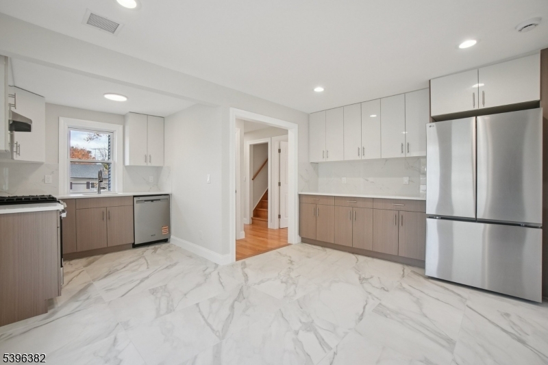 Summit City, NJ 07901,19 Ashwood Ave #2