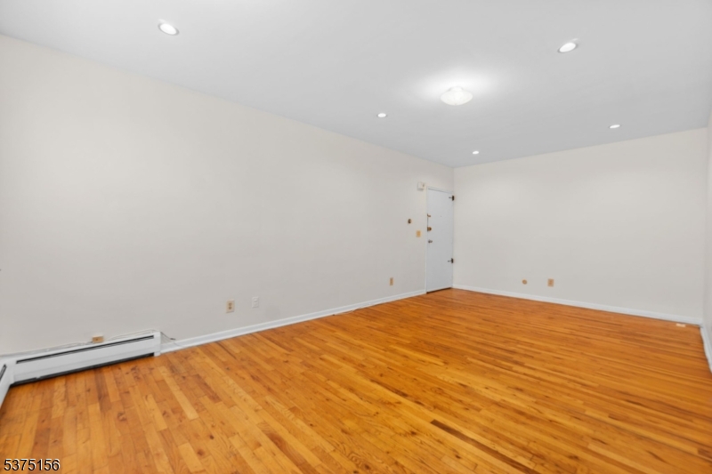 Cliffside Park Boro, NJ 07010,239 Crescent Ln