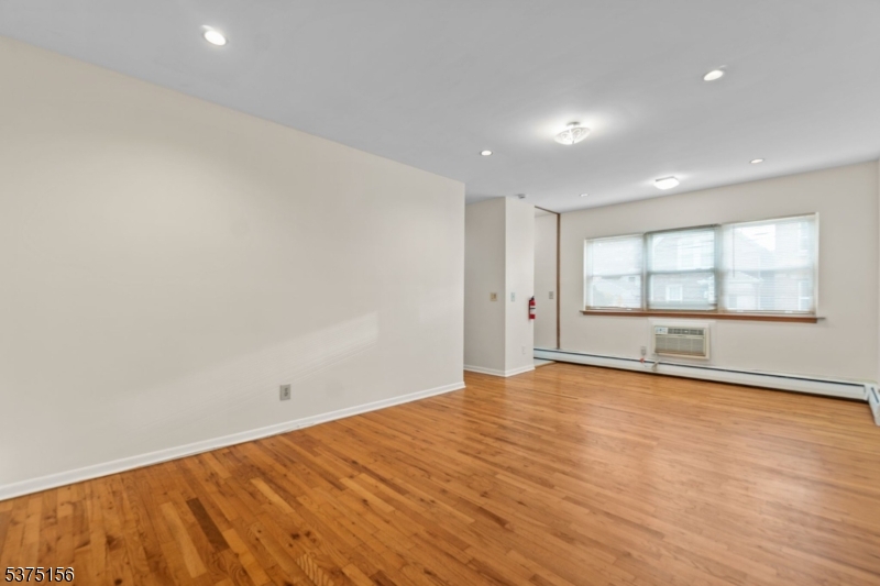 Cliffside Park Boro, NJ 07010,239 Crescent Ln