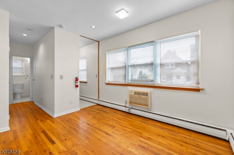 Cliffside Park Boro, NJ 07010,239 Crescent Ln