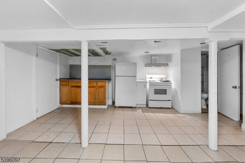 113 2nd St, Elizabeth City, NJ 07206