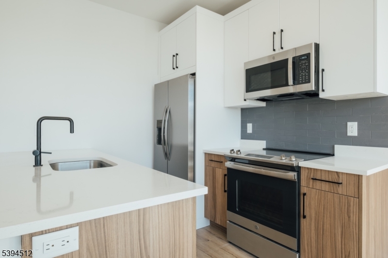 Newark City, NJ 07104,67 Martin Luther King Jr B #204