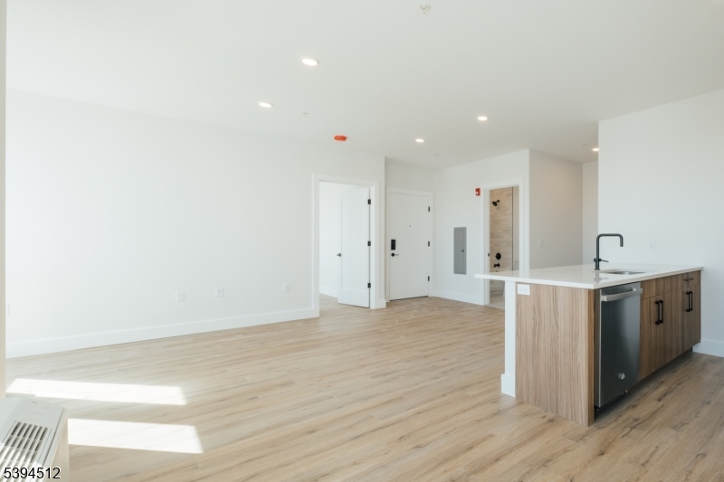 Newark City, NJ 07104,67 Martin Luther King Jr B #204