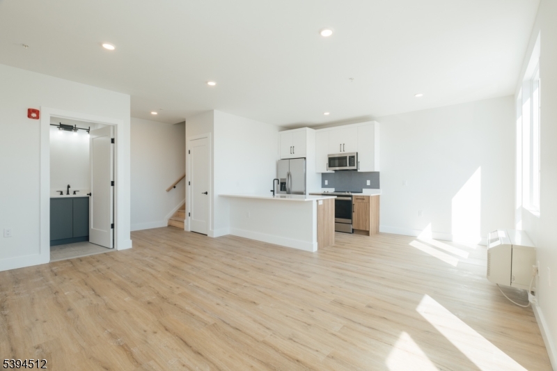 Newark City, NJ 07104,67 Martin Luther King Jr B #204