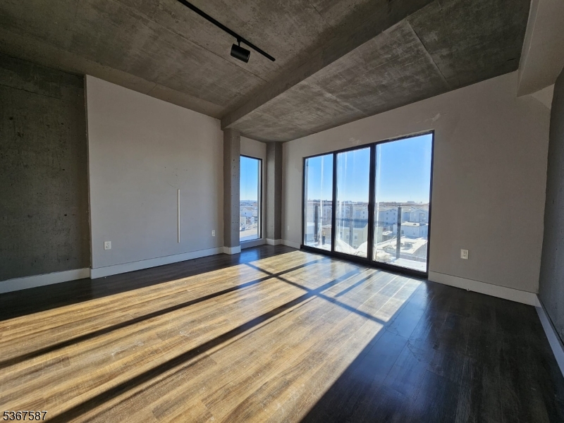 Newark City, NJ 07105,58 Elm St #501