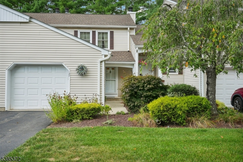 137 Carriage Ln, Newton Town, NJ 07860