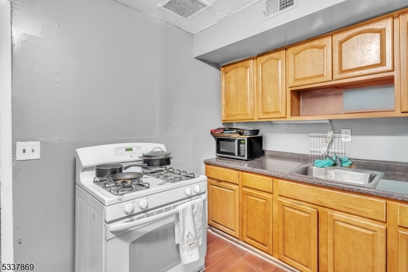 Newark City, NJ 07104,121 Highland Ave