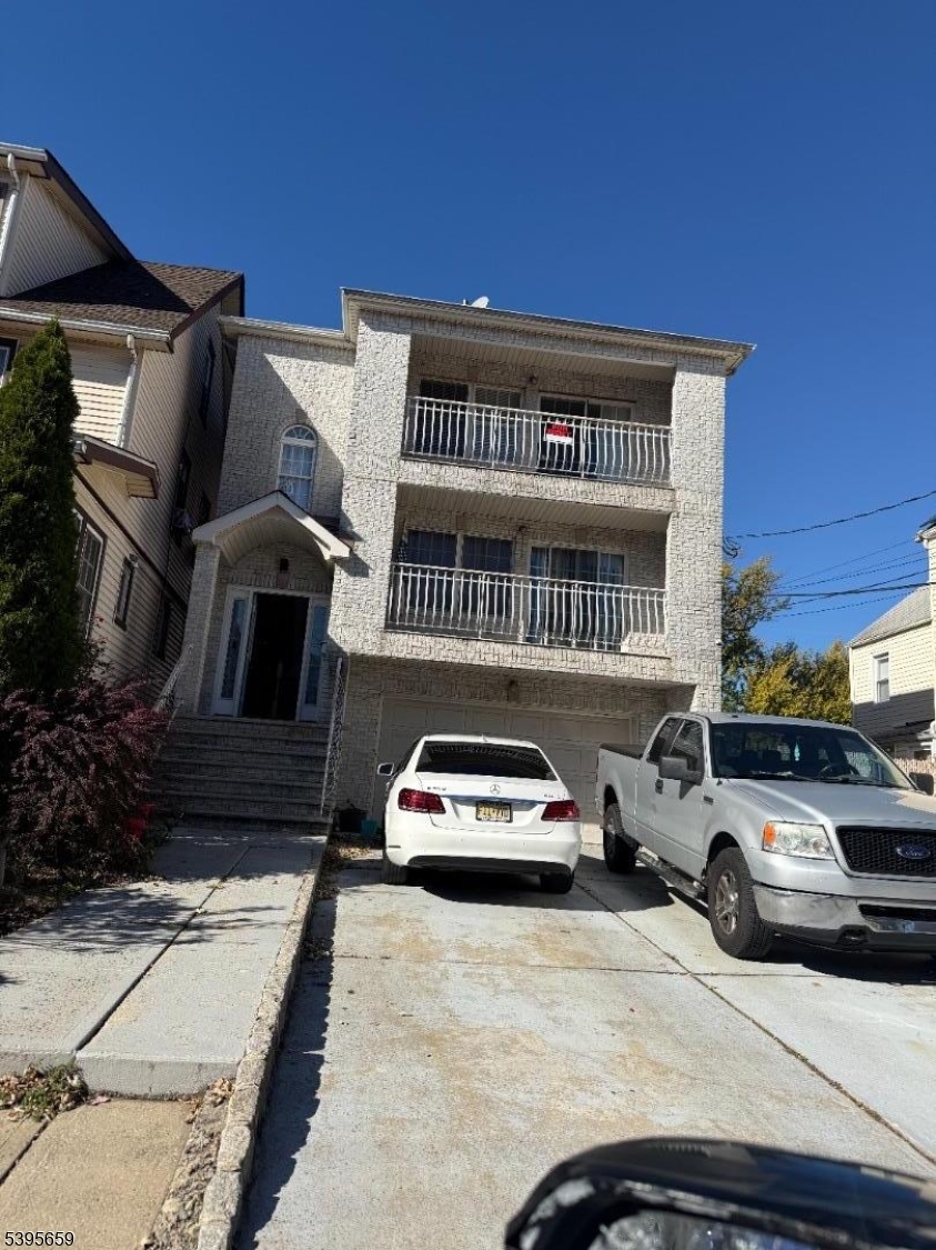 155 Race St, Elizabeth City, NJ 07202