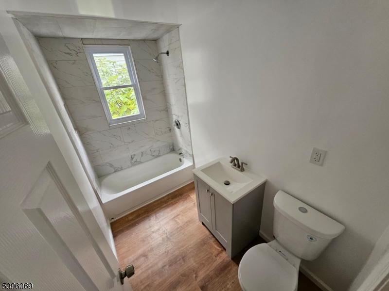 Paterson City, NJ 07514,518 E 23Rd St #1F