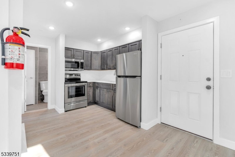 Elizabeth City, NJ 07202,557 S Broad St #B1