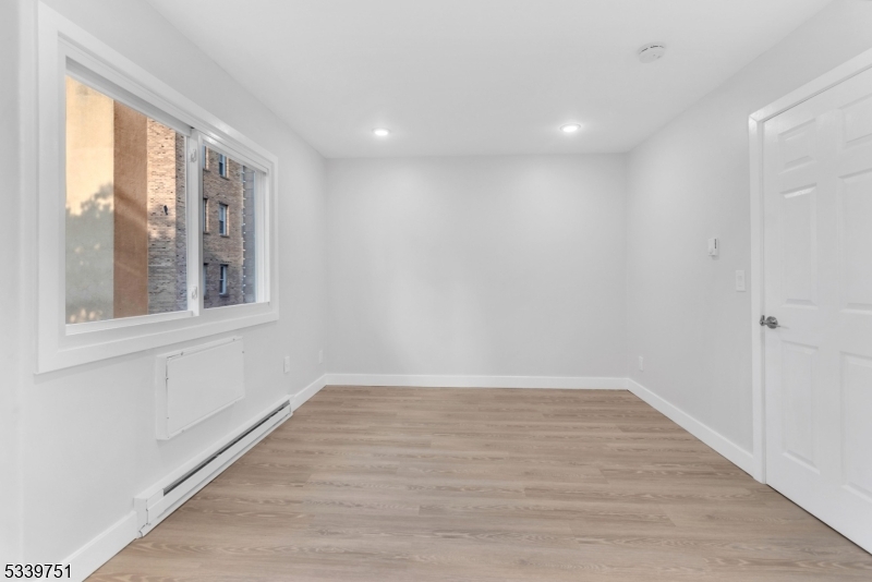 Elizabeth City, NJ 07202,557 S Broad St #B1