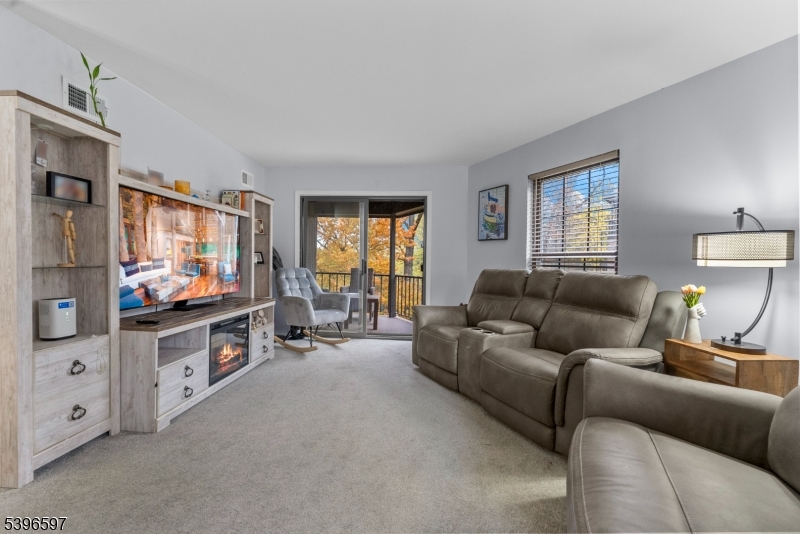 Little Falls Twp., NJ 07424,181 Long Hill #11-6