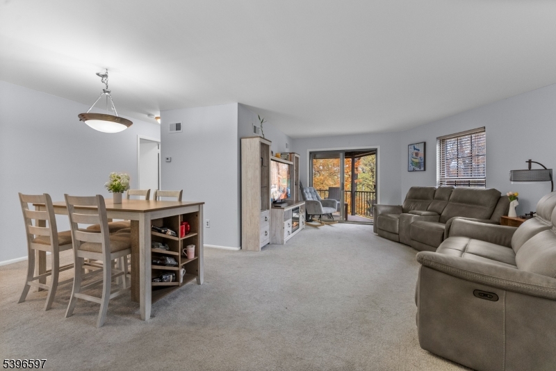 Little Falls Twp., NJ 07424,181 Long Hill #11-6