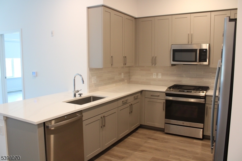 Chatham Boro, NJ 07928,2 River Rd #306