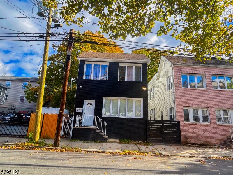 Newark City, NJ 07103,676 S 20Th St