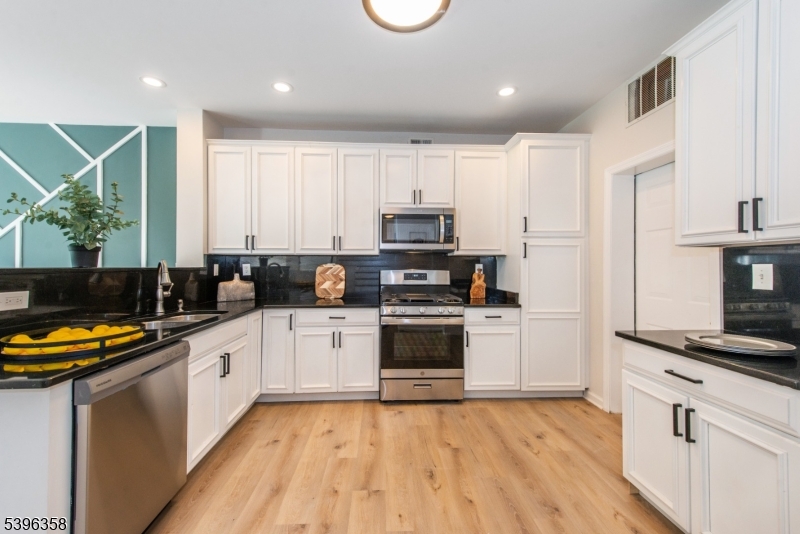 Clifton City, NJ 07013,23 Devonshire Dr