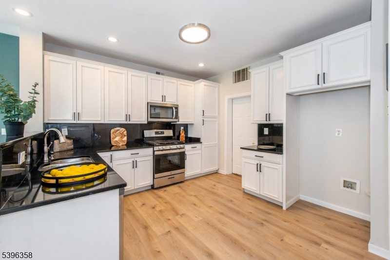 Clifton City, NJ 07013,23 Devonshire Dr