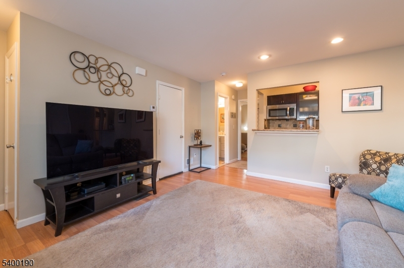 Union Twp., NJ 07083,303 Arsdale Ter #303