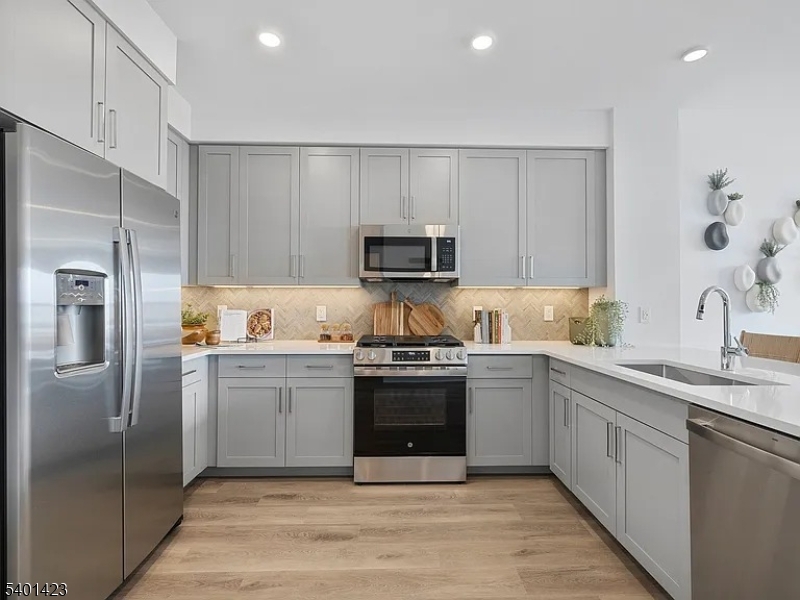 South Amboy City, NJ 08879,2000 Schindler Dr #A6B