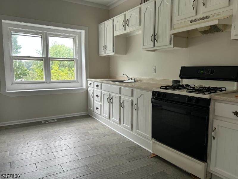 135 W Chrystal St, Dover Town, NJ 07801