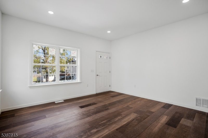 Rahway City, NJ 07065,197 Iva St