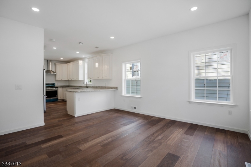 Rahway City, NJ 07065,197 Iva St