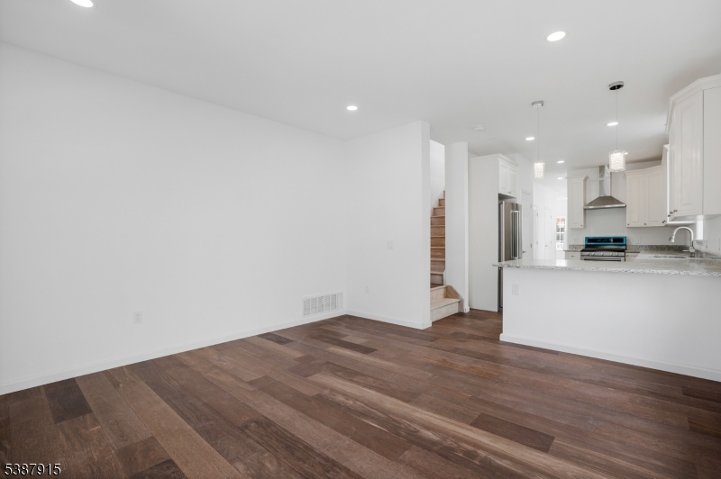 Rahway City, NJ 07065,197 Iva St