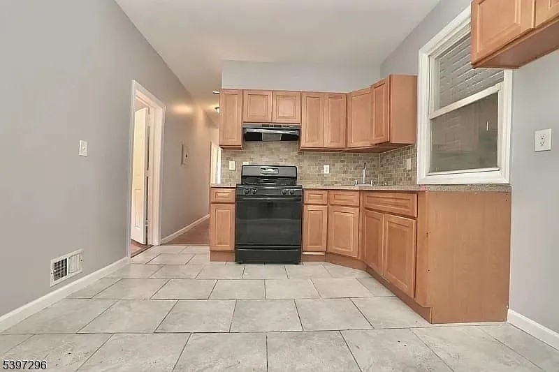 Newark City, NJ 07103,428 S 17Th St #1